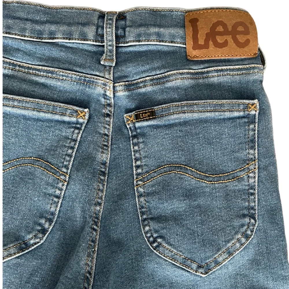 Lee Foreverfit Flares High Waist Jeans | Blue | Size Small - Picture 5 of 7